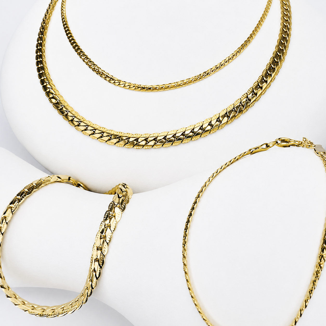 Combo Grabada Mukura Pareja (Cadenas + Pulseras) Oro Laminado 18K