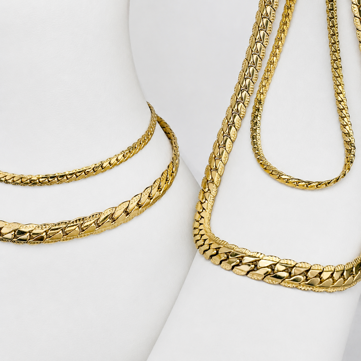Combo Grabada Mukura Pareja (Cadenas + Pulseras) Oro Laminado 18K